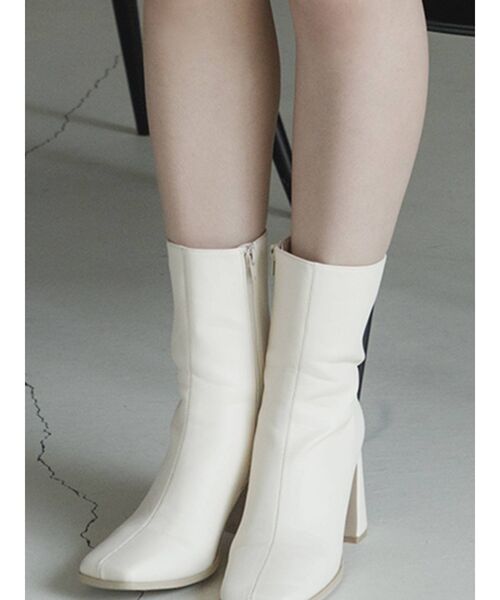 CALNAMUR(カルナムール)の「スクエアショートブーツ(ブーツ・レディース・アイボリー/ブラック・MEDIUM/LARGE/SMALL)」の2枚目の写真