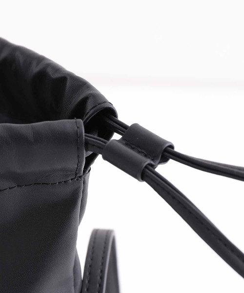ADAM ET ROPE'（アダムエロペ）の「POP CORN BAG/ポップコーンバッグ/リサイクルレザー/サスティナブル/UNISEX（ショルダーバッグ・メンズ・ブラック/オフホワイト・FREE）」の10枚目の写真