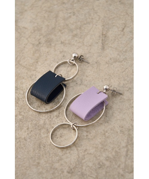 AZUL by moussy（アズールバイマウジー）の「BICOLOR FAUX LEATHER EARRINGS/バイカラーフェイクレザーピアス（ピアス（両耳用）・レディース・オレンジ/ホワイト/ライトパープル/ライトイエロー・FREE）」の10枚目の写真