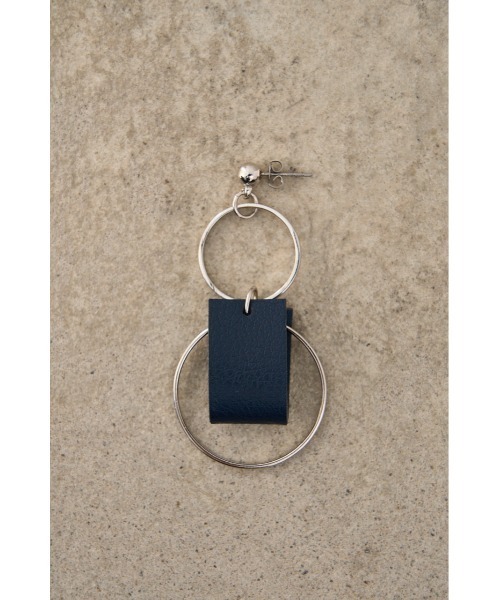 AZUL by moussy（アズールバイマウジー）の「BICOLOR FAUX LEATHER EARRINGS/バイカラーフェイクレザーピアス（ピアス（両耳用）・レディース・オレンジ/ホワイト/ライトパープル/ライトイエロー・FREE）」の11枚目の写真