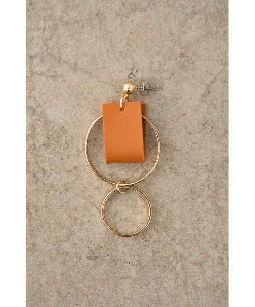 AZUL by moussy（アズールバイマウジー）の「BICOLOR FAUX LEATHER EARRINGS/バイカラーフェイクレザーピアス（ピアス（両耳用）・レディース・オレンジ/ホワイト/ライトパープル/ライトイエロー・FREE）」の17枚目の写真