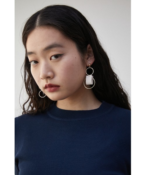 AZUL by moussy（アズールバイマウジー）の「BICOLOR FAUX LEATHER EARRINGS/バイカラーフェイクレザーピアス（ピアス（両耳用）・レディース・オレンジ/ホワイト/ライトパープル/ライトイエロー・FREE）」の19枚目の写真