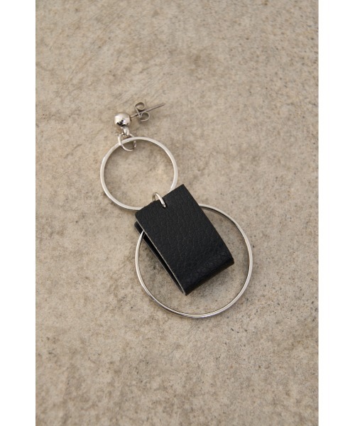 AZUL by moussy（アズールバイマウジー）の「BICOLOR FAUX LEATHER EARRINGS/バイカラーフェイクレザーピアス（ピアス（両耳用）・レディース・オレンジ/ホワイト/ライトパープル/ライトイエロー・FREE）」の5枚目の写真