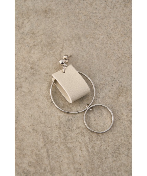 AZUL by moussy（アズールバイマウジー）の「BICOLOR FAUX LEATHER EARRINGS/バイカラーフェイクレザーピアス（ピアス（両耳用）・レディース・オレンジ/ホワイト/ライトパープル/ライトイエロー・FREE）」の6枚目の写真