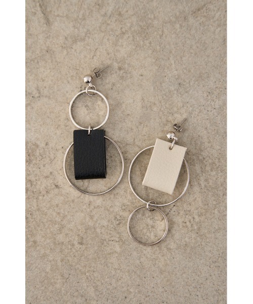 AZUL by moussy（アズールバイマウジー）の「BICOLOR FAUX LEATHER EARRINGS/バイカラーフェイクレザーピアス（ピアス（両耳用）・レディース・オレンジ/ホワイト/ライトパープル/ライトイエロー・FREE）」の7枚目の写真