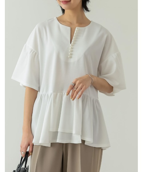 Re:EDIT（リエディ）の「[洗濯機で洗える]パール付きキーネックカットジョーゼットペプラムトップス（Tシャツ/カットソー・レディース・ホワイト/ブラック・MEDIUM/LARGE）」の2枚目の写真