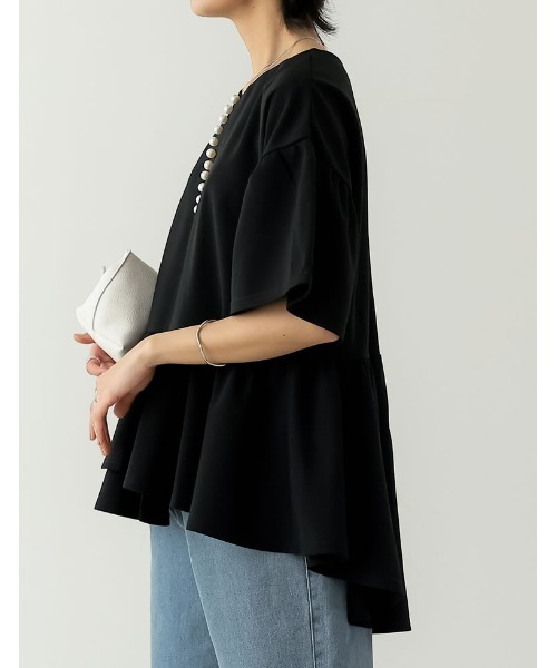 Re:EDIT（リエディ）の「[洗濯機で洗える]パール付きキーネックカットジョーゼットペプラムトップス（Tシャツ/カットソー・レディース・ホワイト/ブラック・MEDIUM/LARGE）」の11枚目の写真