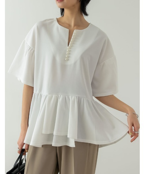 Re:EDIT（リエディ）の「[洗濯機で洗える]パール付きキーネックカットジョーゼットペプラムトップス（Tシャツ/カットソー・レディース・ホワイト/ブラック・MEDIUM/LARGE）」の3枚目の写真