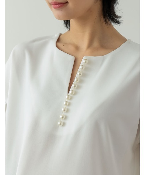 Re:EDIT（リエディ）の「[洗濯機で洗える]パール付きキーネックカットジョーゼットペプラムトップス（Tシャツ/カットソー・レディース・ホワイト/ブラック・MEDIUM/LARGE）」の7枚目の写真