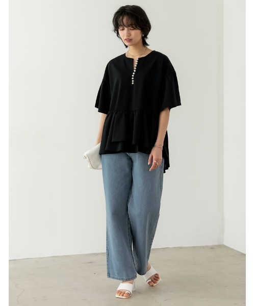 Re:EDIT（リエディ）の「[洗濯機で洗える]パール付きキーネックカットジョーゼットペプラムトップス（Tシャツ/カットソー・レディース・ホワイト/ブラック・MEDIUM/LARGE）」の5枚目の写真