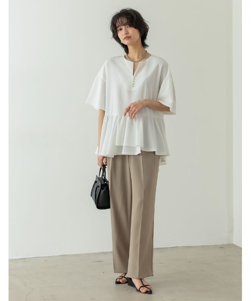 Re:EDIT（リエディ）の「[洗濯機で洗える]パール付きキーネックカットジョーゼットペプラムトップス（Tシャツ/カットソー・レディース・ホワイト/ブラック・MEDIUM/LARGE）」の15枚目の写真