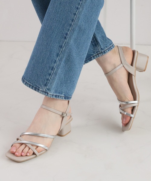 VIVIAN（ヴィヴィアン）の「スクエアトゥアシメ華奢アンクルストラップサンダル（サンダル・レディース・ブラック/アイボリー/キャメル/ゴールド/シルバー/ブラック系その他3/グレー系その他7/ナチュラル/ブロンズ/ホワイト×ライム・LL/S/M/L/SS）」の3枚目の写真