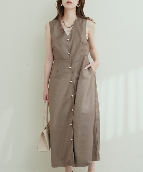 natural couture（ナチュラルクチュール）の「パール釦Vネックジャンスカ（ジャンパースカート・レディース・ブラック/モカ/チェック・FREE）」の8枚目の写真