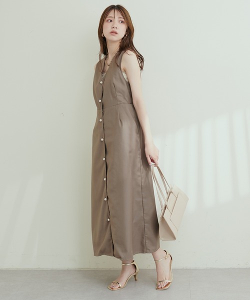 natural couture（ナチュラルクチュール）の「パール釦Vネックジャンスカ（ジャンパースカート・レディース・ブラック/モカ/チェック・FREE）」の9枚目の写真