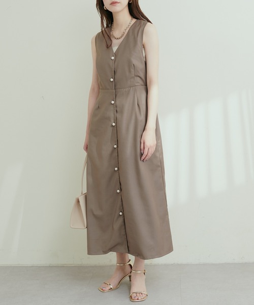 natural couture（ナチュラルクチュール）の「パール釦Vネックジャンスカ（ジャンパースカート・レディース・ブラック/モカ/チェック・FREE）」の10枚目の写真