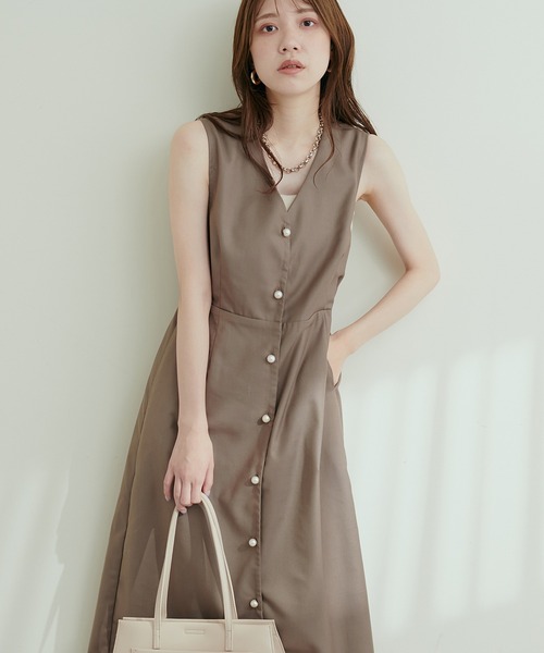 natural couture（ナチュラルクチュール）の「パール釦Vネックジャンスカ（ジャンパースカート・レディース・ブラック/モカ/チェック・FREE）」の11枚目の写真