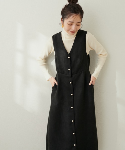 natural couture（ナチュラルクチュール）の「パール釦Vネックジャンスカ（ジャンパースカート・レディース・ブラック/モカ/チェック・FREE）」の4枚目の写真