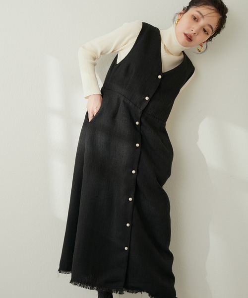 natural couture（ナチュラルクチュール）の「パール釦Vネックジャンスカ（ジャンパースカート・レディース・ブラック/モカ/チェック・FREE）」の5枚目の写真