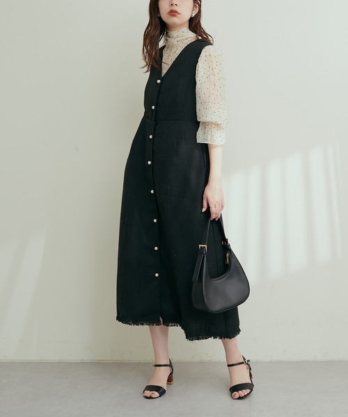 natural couture（ナチュラルクチュール）の「パール釦Vネックジャンスカ（ジャンパースカート・レディース・ブラック/モカ/チェック・FREE）」の7枚目の写真