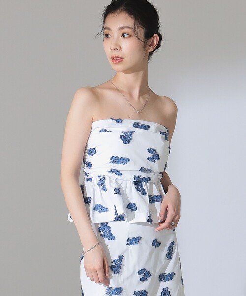 BAUM UND PFERDGARTEN(バウムウンドヘルガーデン)の「BAUM UND PFERDGARTEN / MARIE フラワー ジャカード トップス(チューブトップ・レディース・ホワイト/ブラック・34/36)」の2枚目の写真