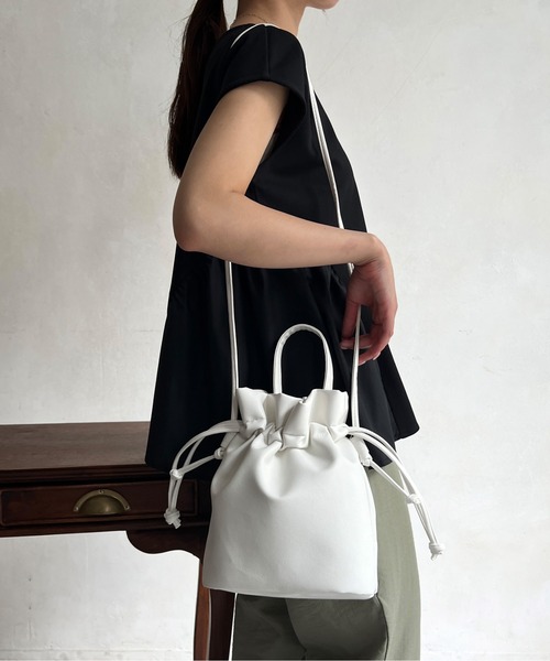 Chez toi（シェトワ）の「巾着2WAYショルダーバッグ（ショルダーバッグ・レディース・イエロー/モカ/シルバー/ブラック/オフホワイト/アイボリー・FREE）」の2枚目の写真