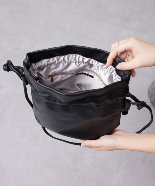 Chez toi（シェトワ）の「巾着2WAYショルダーバッグ（ショルダーバッグ・レディース・イエロー/モカ/シルバー/ブラック/オフホワイト/アイボリー・FREE）」の21枚目の写真