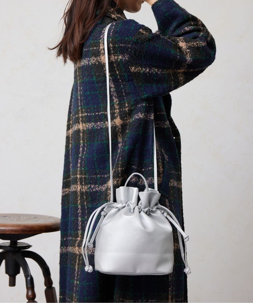 Chez toi（シェトワ）の「巾着2WAYショルダーバッグ（ショルダーバッグ・レディース・イエロー/モカ/シルバー/ブラック/オフホワイト/アイボリー・FREE）」の18枚目の写真