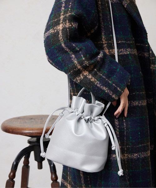 Chez toi（シェトワ）の「巾着2WAYショルダーバッグ（ショルダーバッグ・レディース・イエロー/モカ/シルバー/ブラック/オフホワイト/アイボリー・FREE）」の9枚目の写真