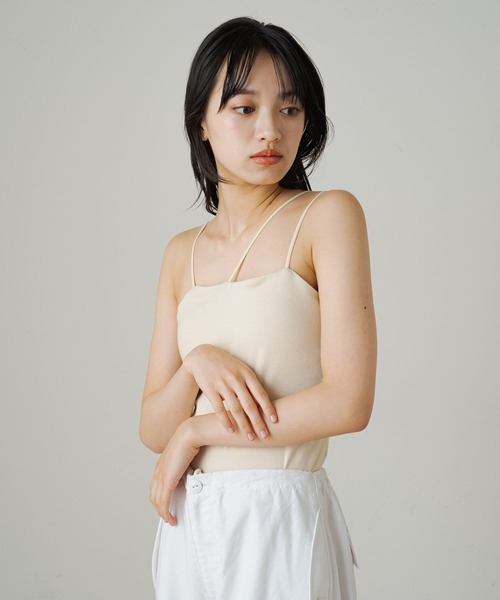 earthy（アーシー）の「【earthy_】カップ付3ストラップキャミソール（キャミソール・レディース・オフホワイト/ブラック/キャメル・MEDIUM/SMALL）」の5枚目の写真
