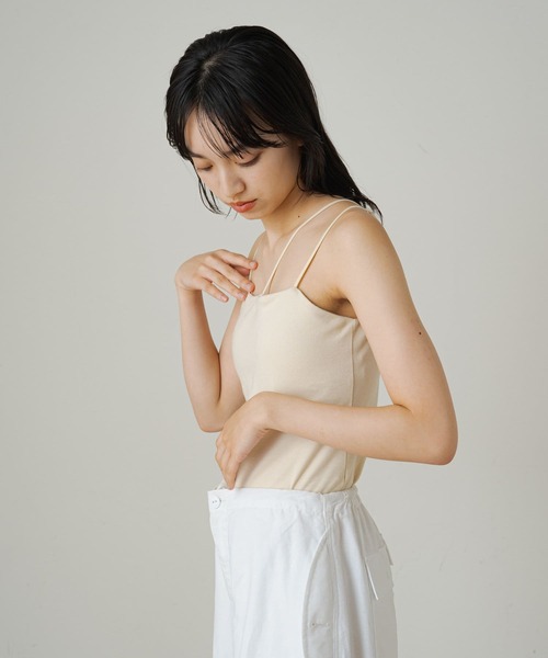 earthy（アーシー）の「【earthy_】カップ付3ストラップキャミソール（キャミソール・レディース・オフホワイト/ブラック/キャメル・MEDIUM/SMALL）」の6枚目の写真