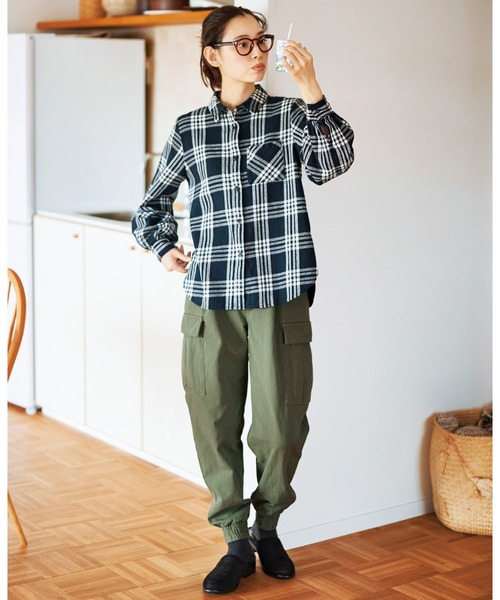 and myera（アンド マイラ）の「ａｎｄ　ｍｙｅｒａ　ぬくもりのチェックシャツ（シャツ/ブラウス・レディース・ホワイト×ネイビー・MEDIUM/LARGE/X-LARGE/SMALL）」の11枚目の写真