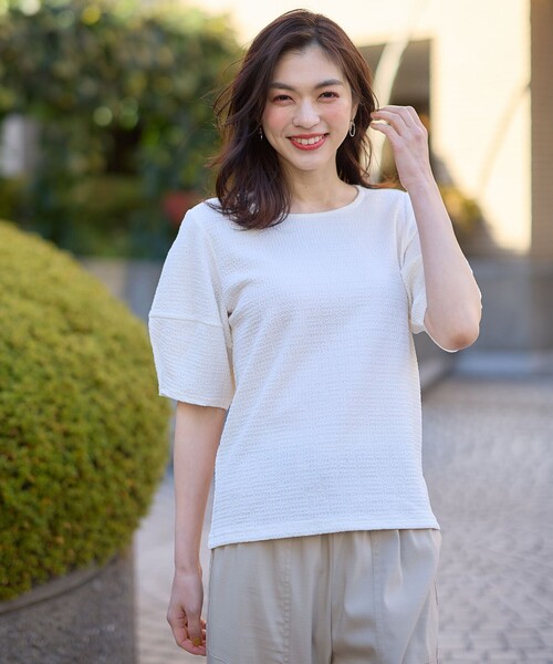 ANY(エニィ)の「シャーリングランタンスリーブトップス(Tシャツ/カットソー・レディース・アイボリー系/パイングリーン系/ブラック系・4)」の2枚目の写真