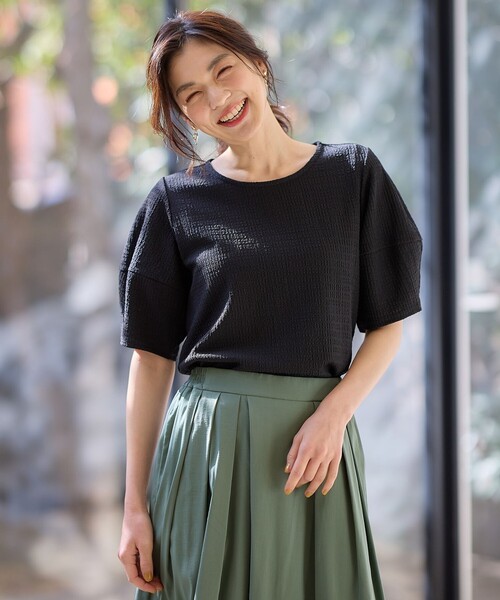 ANY(エニィ)の「シャーリングランタンスリーブトップス(Tシャツ/カットソー・レディース・アイボリー系/パイングリーン系/ブラック系・4)」の4枚目の写真