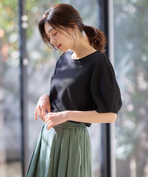 ANY(エニィ)の「シャーリングランタンスリーブトップス(Tシャツ/カットソー・レディース・アイボリー系/パイングリーン系/ブラック系・4)」の6枚目の写真