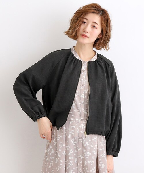 grove(グローブ)の「◆丸みのあるフォルムが女性らしい大人のノーカラーギャザーブルゾン(ブルゾン・レディース・カーキ/ナチュラル/チャコールグレー・02/03/01/04/05)」の4枚目の写真