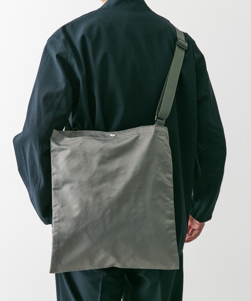 URBAN RESEARCH DOORS(アーバンリサーチドアーズ)の「2WAYポケットナイロントートバッグ(トートバッグ・メンズ・ブラック/グレー・-)」の4枚目の写真