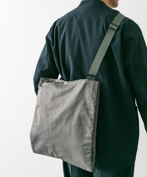 URBAN RESEARCH DOORS(アーバンリサーチドアーズ)の「2WAYポケットナイロントートバッグ(トートバッグ・メンズ・ブラック/グレー・-)」の5枚目の写真