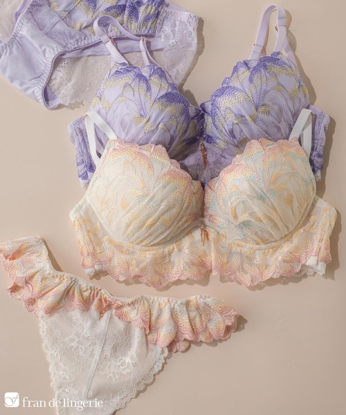 fran de lingerie（フランデランジェリー）の「華やかペタルのランジェリーすっきりラインの谷間メイクブラ 「ワンダーリフトブラ001 ブラジャー（ワイヤー有り）」 ブラジャー（ブラジャー・レディース・ラベンダー/オフホワイト/シルバーグレー・F70/F65/C65/B75/B70/B65/E75/E70/E65/D75/D70/D65/C75/C70/G75/G70/G65/F75）」の2枚目の写真