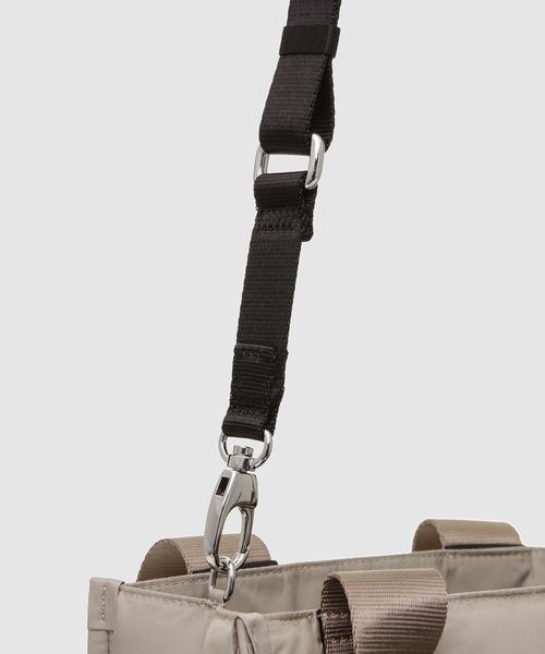 GANNI(ガニー)の「Recycled Tech Small Tote(ハンドバッグ・レディース・グレー・OS)」の3枚目の写真