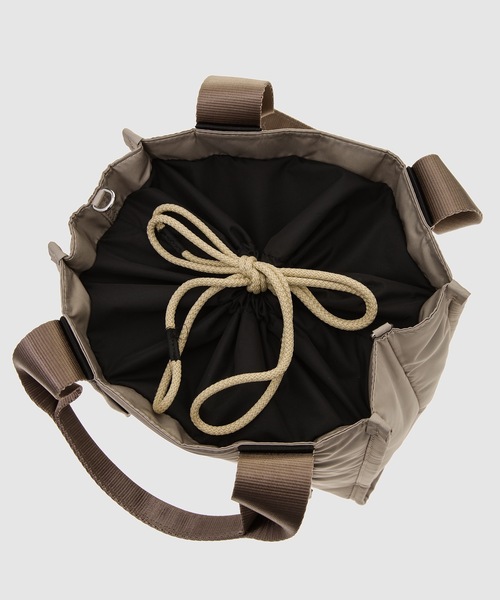 GANNI(ガニー)の「Recycled Tech Small Tote(ハンドバッグ・レディース・グレー・OS)」の7枚目の写真