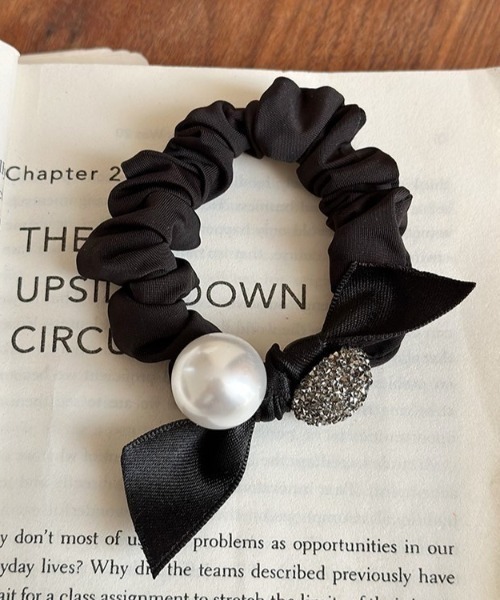 TONE SELECT GOODS（トーンセレクトグッズ）の「【resonance】パール モチーフ リボンシュシュ（シュシュ・レディース・ブラック・FREE）」の3枚目の写真