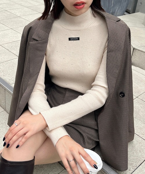 Chico（チコ）の「【WEB限定カラー/ボーダー】スパンコールハイネックリブニット（ニット/セーター・レディース・ピンク/グレー/アイボリー/ブラック/レッド/ホワイト系その他2・FREE）」の3枚目の写真