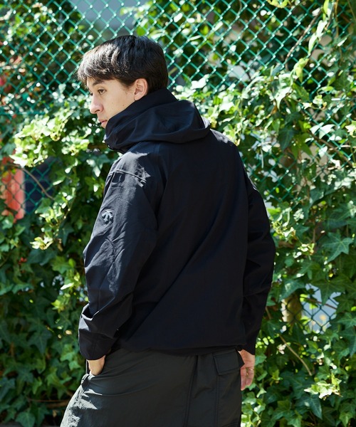 DESCENTE ALLTERRAIN（デサント　オルテライン）の「DESCENTE ALLTERRAIN/デサント オルテライン HARD SHELL JKT CREAS ハードシェルジャケット（ナイロンジャケット・メンズ・グレー/ブラック・O/L/M）」の15枚目の写真