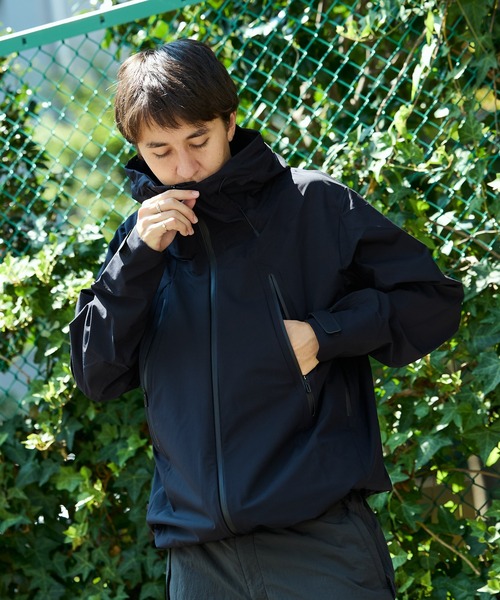 DESCENTE ALLTERRAIN（デサント　オルテライン）の「DESCENTE ALLTERRAIN/デサント オルテライン HARD SHELL JKT CREAS ハードシェルジャケット（ナイロンジャケット・メンズ・グレー/ブラック・O/L/M）」の14枚目の写真