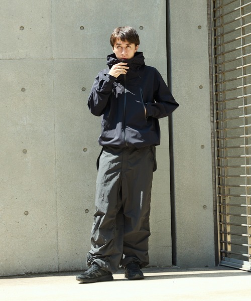 DESCENTE ALLTERRAIN（デサント　オルテライン）の「DESCENTE ALLTERRAIN/デサント オルテライン HARD SHELL JKT CREAS ハードシェルジャケット（ナイロンジャケット・メンズ・グレー/ブラック・O/L/M）」の20枚目の写真