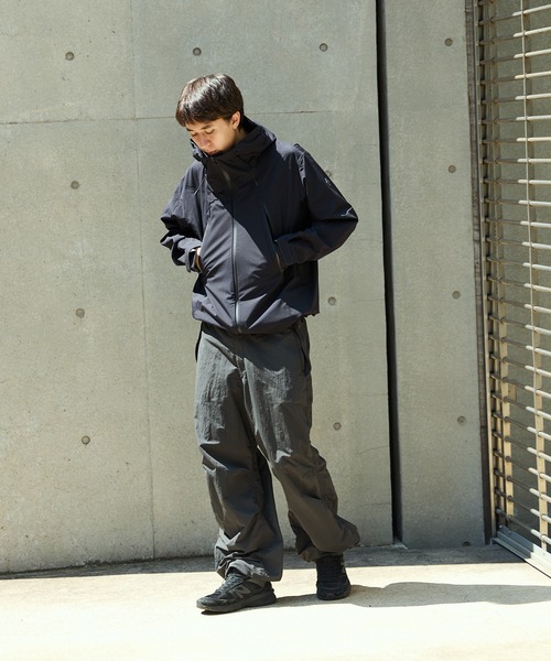 DESCENTE ALLTERRAIN（デサント　オルテライン）の「DESCENTE ALLTERRAIN/デサント オルテライン HARD SHELL JKT CREAS ハードシェルジャケット（ナイロンジャケット・メンズ・グレー/ブラック・O/L/M）」の21枚目の写真