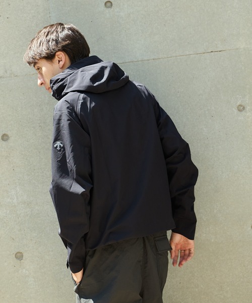 DESCENTE ALLTERRAIN（デサント　オルテライン）の「DESCENTE ALLTERRAIN/デサント オルテライン HARD SHELL JKT CREAS ハードシェルジャケット（ナイロンジャケット・メンズ・グレー/ブラック・O/L/M）」の4枚目の写真