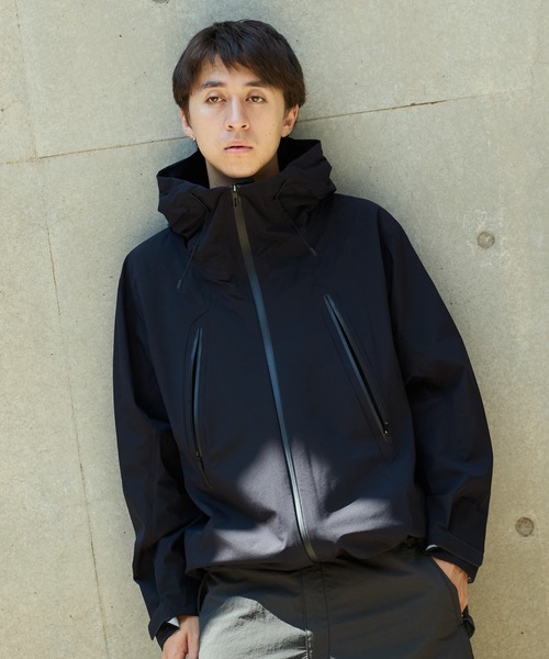 DESCENTE ALLTERRAIN（デサント　オルテライン）の「DESCENTE ALLTERRAIN/デサント オルテライン HARD SHELL JKT CREAS ハードシェルジャケット（ナイロンジャケット・メンズ・グレー/ブラック・O/L/M）」の3枚目の写真