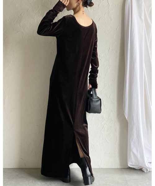 セール】長袖フィンガーホールロング丈バックオープンベロアワンピース