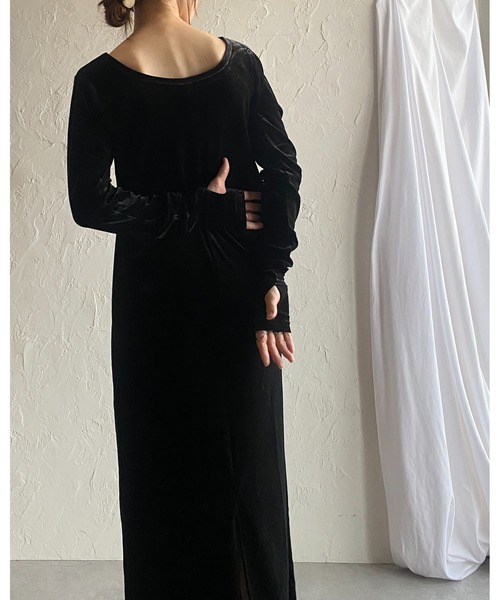 セール】長袖フィンガーホールロング丈バックオープンベロアワンピース